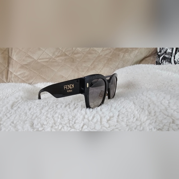 Fendi sunglasses - Picture 3 of 5